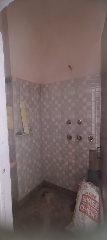Bathroom in 1.5 BHK Builder Floor at Ashok Nagar – for Rent