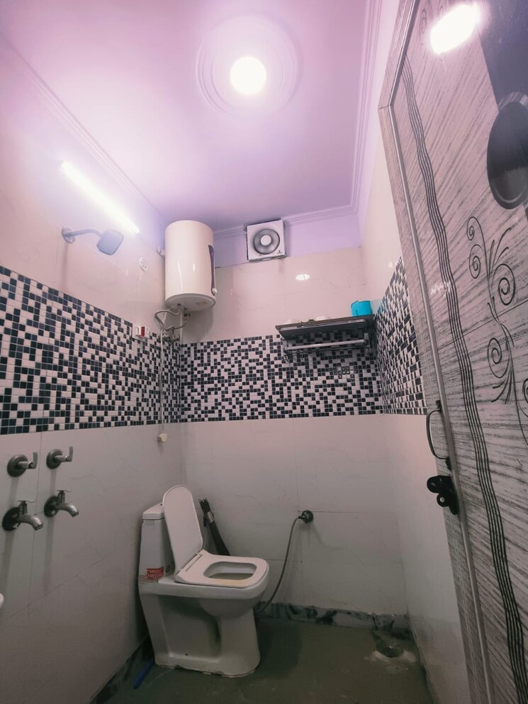 Bathroom, dwarka 3 Bedroom 900 Sq.Ft. Builder Floor In Dwarka Delhi 8719468