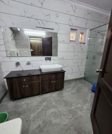 Bathroom in 6 BHK Villa at Sainik Farm – for Rent