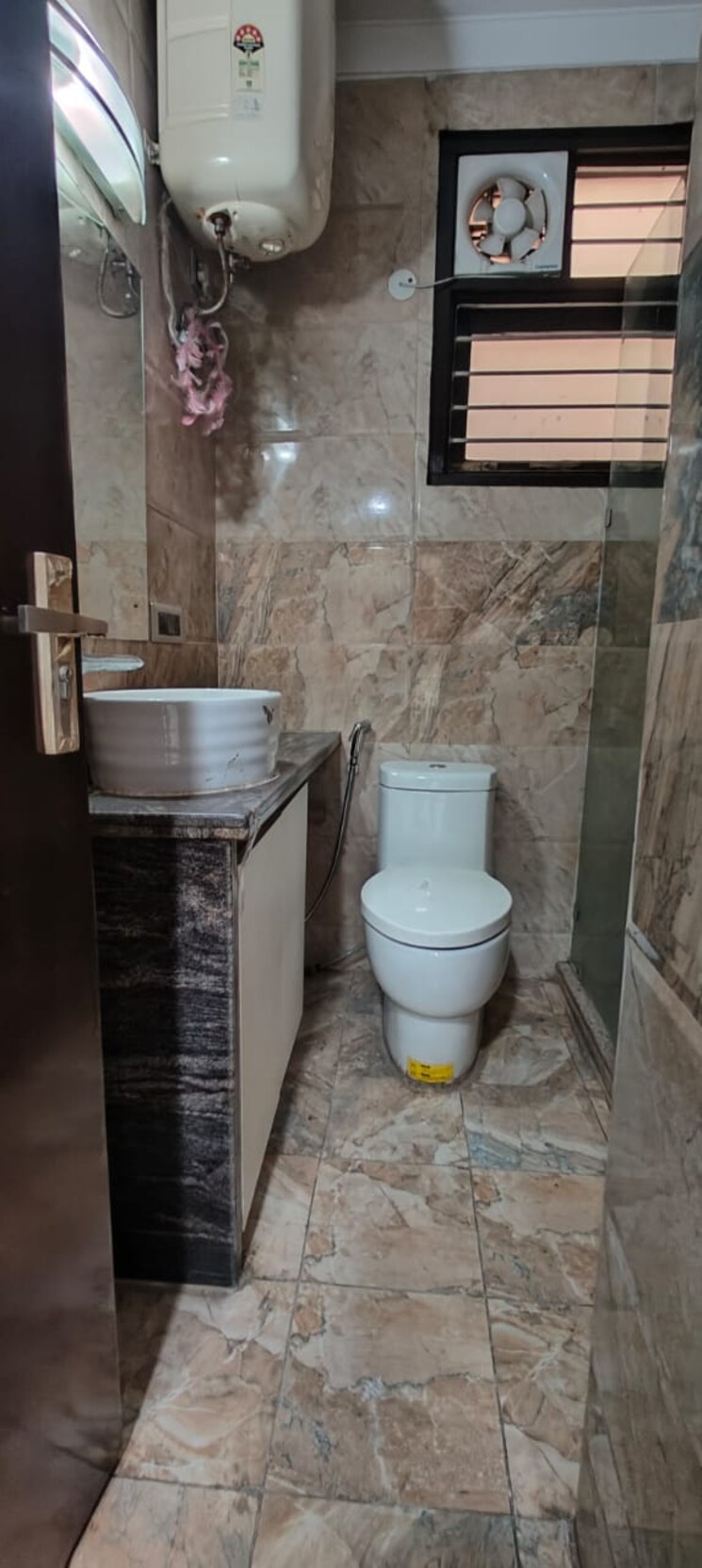 Bathroom, royal-homes-rajendra-park 3 Bedroom 1100 Sq.Ft. Apartment In Rajendra Park Gurgaon 8720198