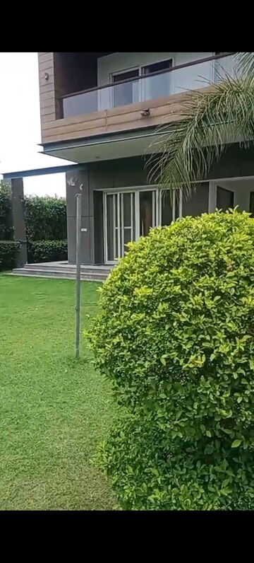 5 BHK Villa – Garden View at Chattarpur - for Rent
