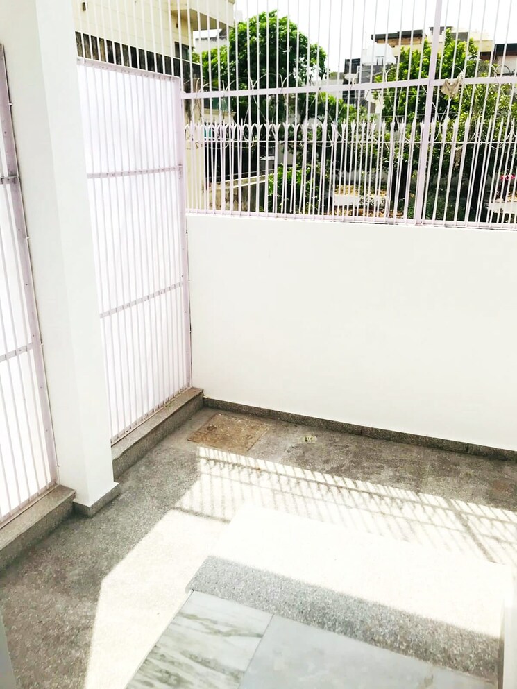 Balcony, sector 27 1 RK 500 Sq.Ft. Builder Floor In Sector 27 Gurgaon 8719820