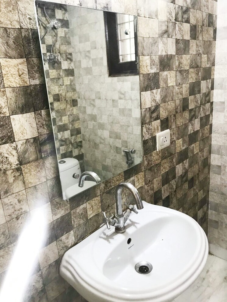 Bathroom, sector 27 1 RK 500 Sq.Ft. Builder Floor In Sector 27 Gurgaon 8719820