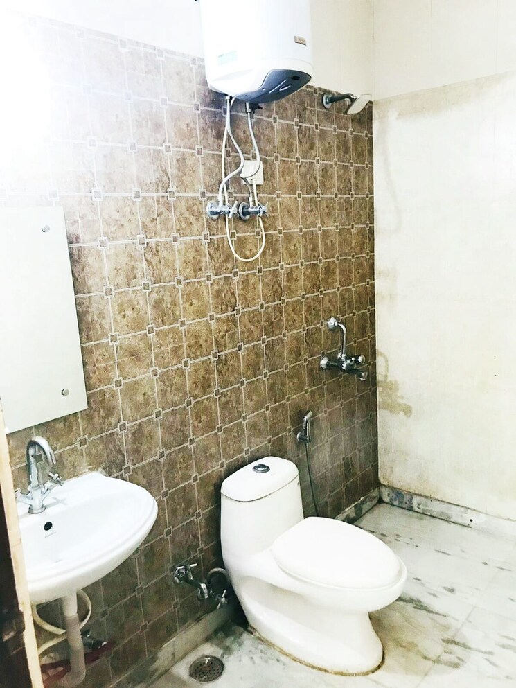 Bathroom, sector 27 1 RK 500 Sq.Ft. Builder Floor In Sector 27 Gurgaon 8719820