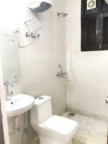 Bathroom in 1 RK Builder Floor at Sector 27 – for Rent