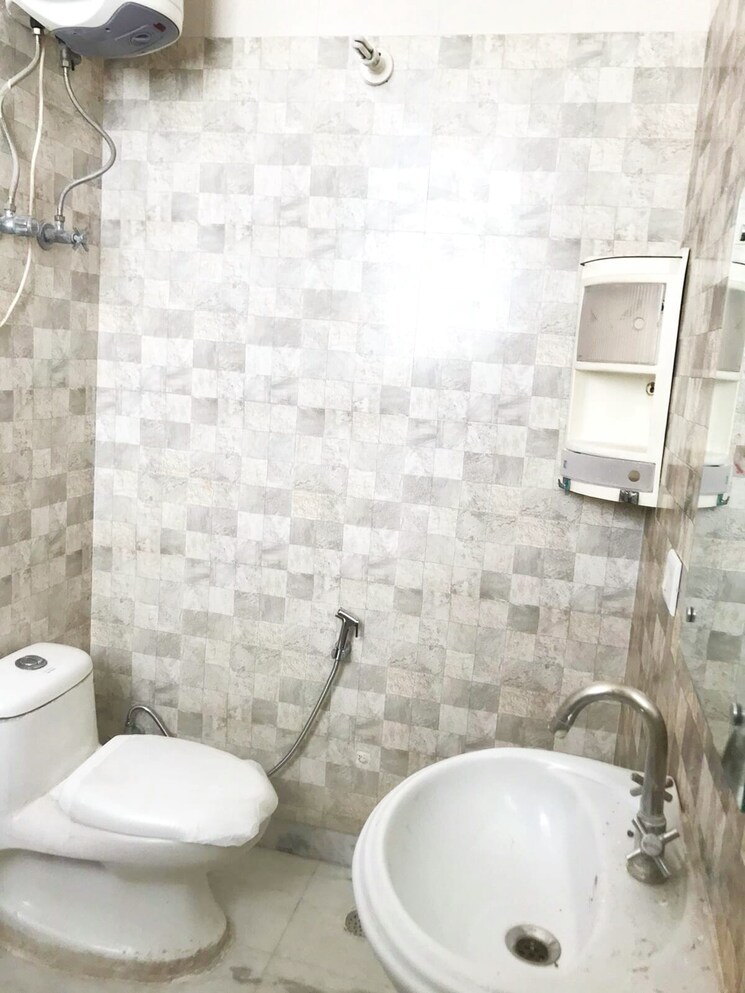 Bathroom, sector 27 1 RK 500 Sq.Ft. Builder Floor In Sector 27 Gurgaon 8719820