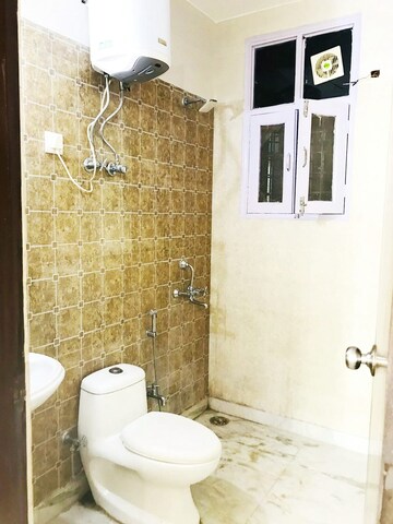 Bathroom in 1 RK Builder Floor at Sector 27 – for Rent