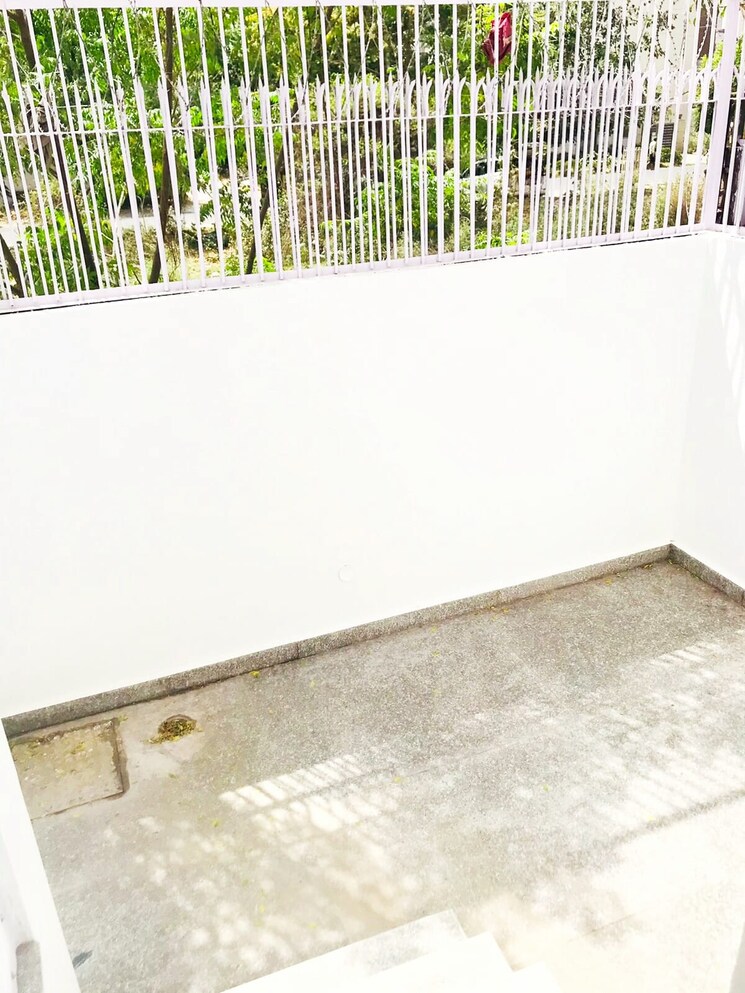 Balcony, sector 27 1 RK 500 Sq.Ft. Builder Floor In Sector 27 Gurgaon 8719820