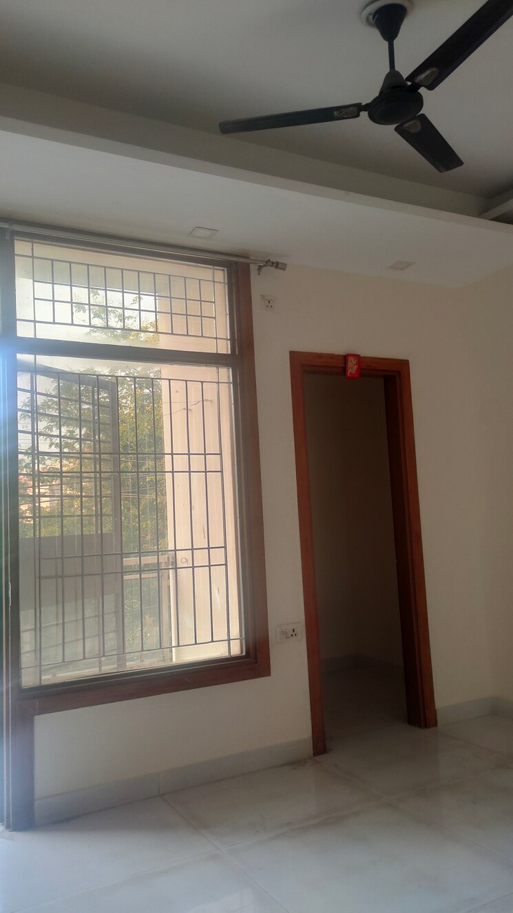 Room, vaishali sector 5 3 Bedroom 1250 Sq.Ft. Builder Floor In Vaishali Sector 5 Ghaziabad 8720508