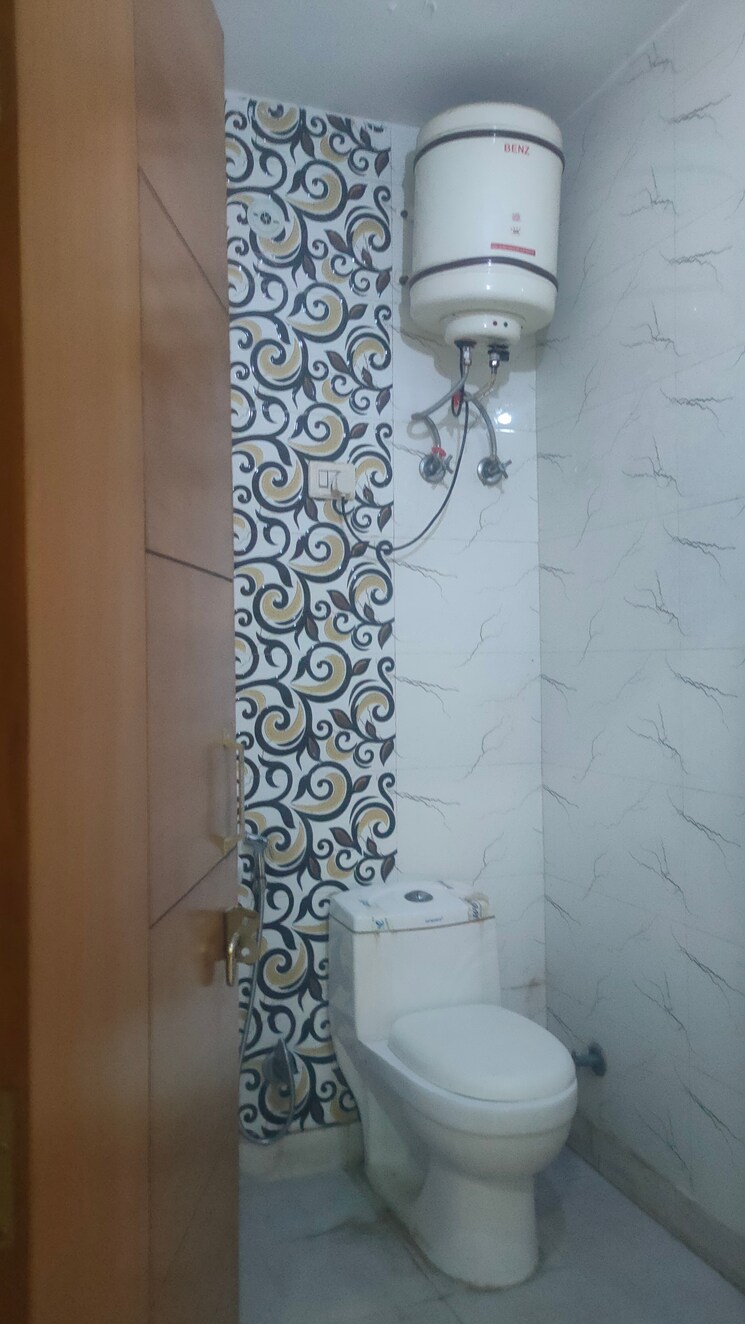 Bathroom, vaishali sector 5 3 Bedroom 1250 Sq.Ft. Builder Floor In Vaishali Sector 5 Ghaziabad 8720508