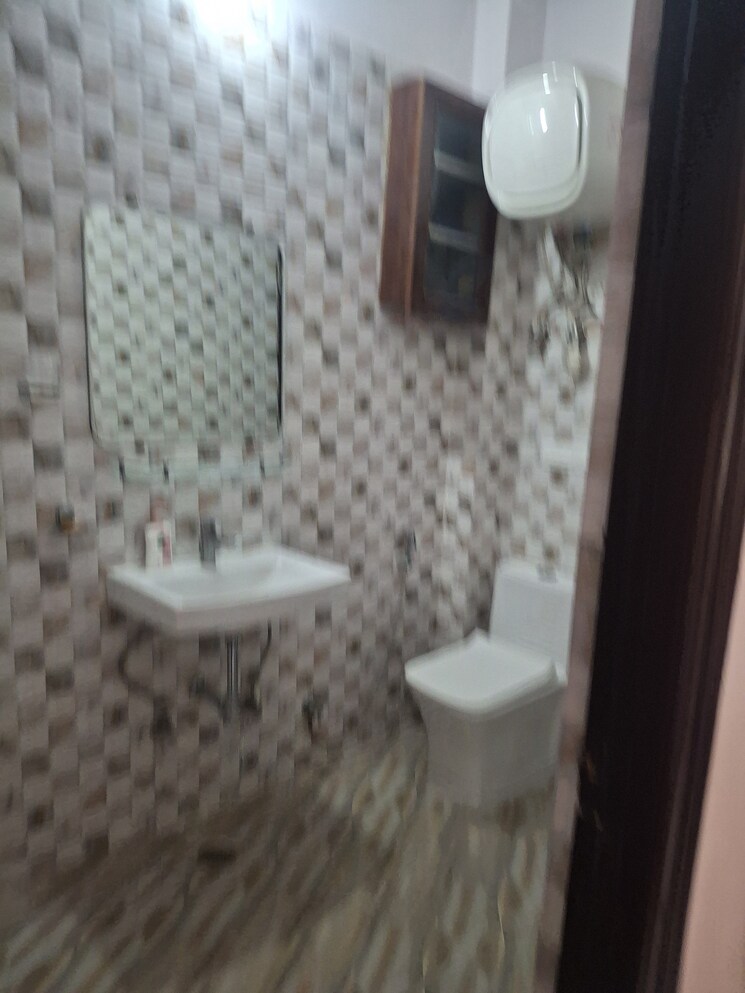 Bathroom, vaishali sector 6 2 Bedroom 1000 Sq.Ft. Builder Floor In Vaishali Sector 6 Ghaziabad 8720451