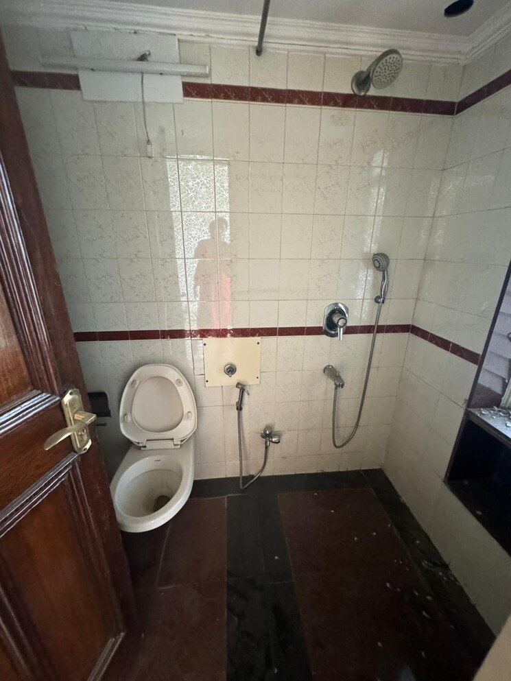Bathroom, usha-villa 3 Bedroom 1200 Sq.Ft. Apartment In Santacruz West Mumbai 8720704