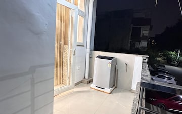 Balcony in 1 RK Builder Floor at Sector 27 – for Rent
