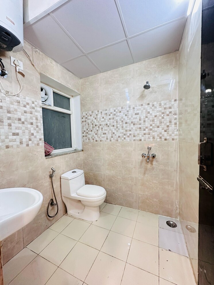 Bathroom, sector 27 1 RK 600 Sq.Ft. Builder Floor In Sector 27 Gurgaon 8720526