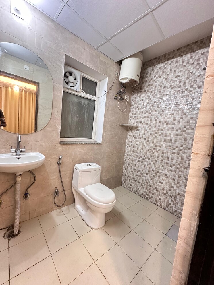 Bathroom, sector 27 1 RK 600 Sq.Ft. Builder Floor In Sector 27 Gurgaon 8720526