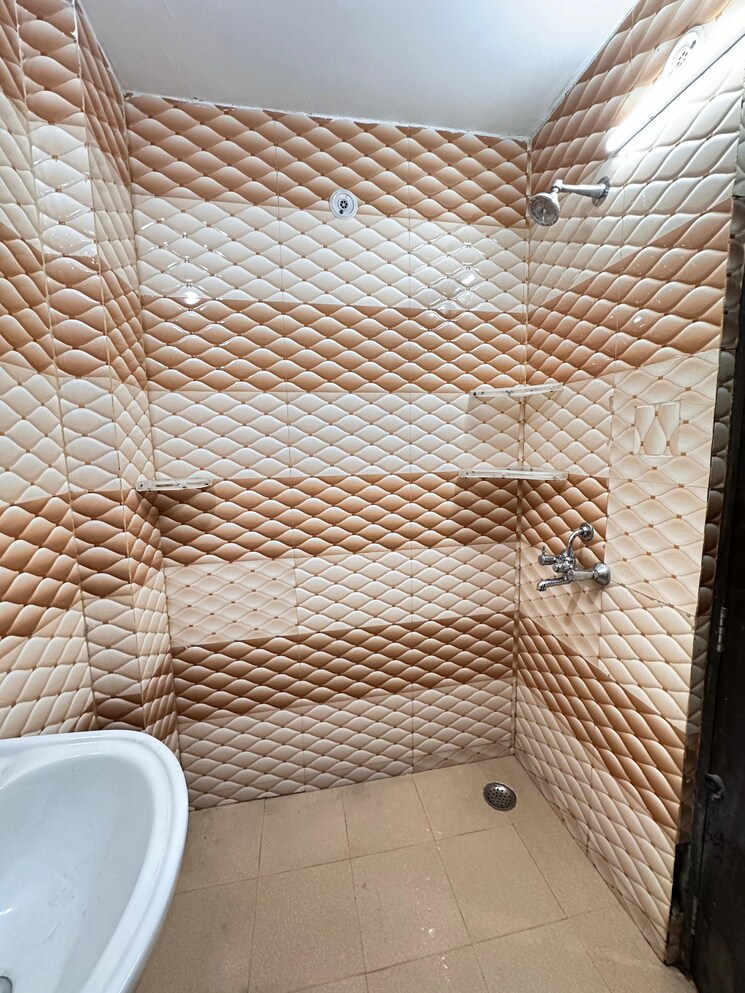 Bathroom, sector 27 1 RK 600 Sq.Ft. Builder Floor In Sector 27 Gurgaon 8720526