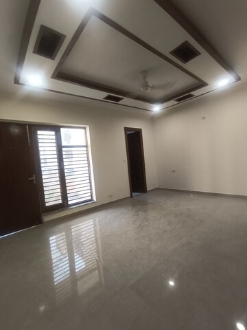 Room in 4 BHK Builder Floor at Srishti Greenfield Homes, Green Fields Colony – for Rent