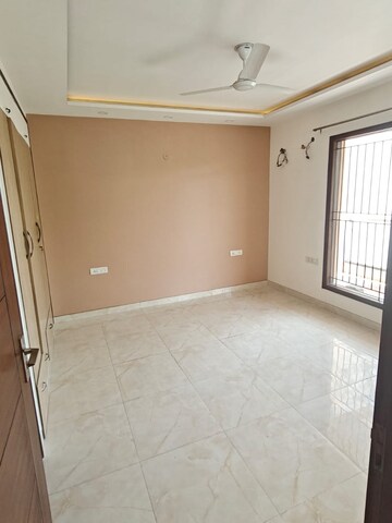 Room in 3 BHK Builder Floor at Sector 46 – for Rent