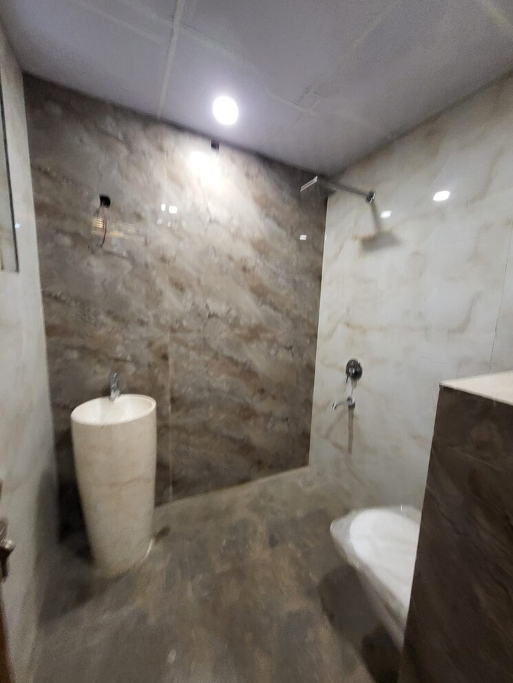 Bathroom, srishti-greenfield-homes 3 Bedroom 1800 Sq.Ft. Builder Floor In Green Fields Colony Faridabad 8720981