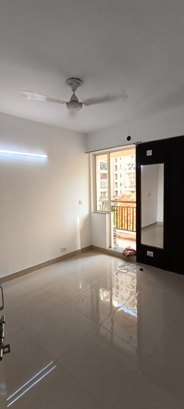 Room in 3 BHK Apartment at Jaypee Greens Kosmos, Sector 134 – for Rent