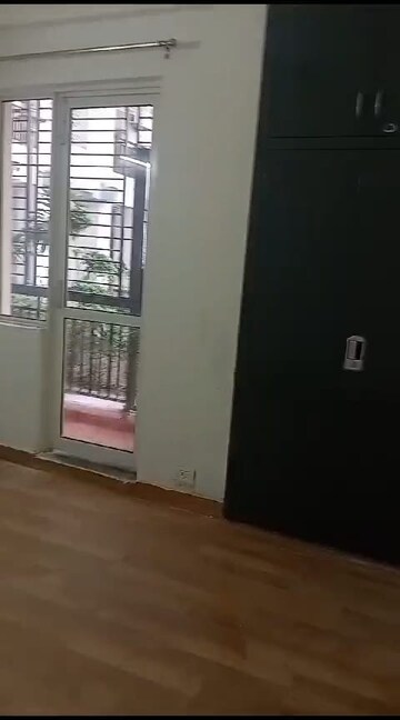 Room in 3 BHK Apartment at Jaypee Greens Kosmos, Sector 134 – for Rent