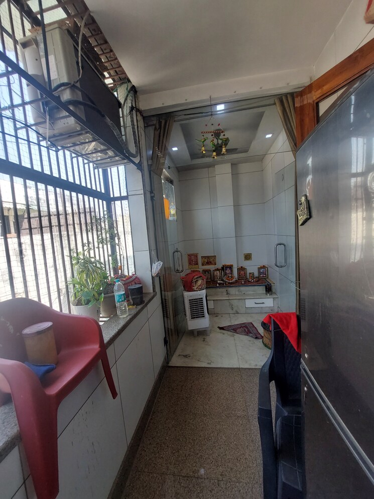 Nearby, mahendra park 3 Bedroom 1800 Sq.Ft. Builder Floor In Mahendra Park Delhi 8722743