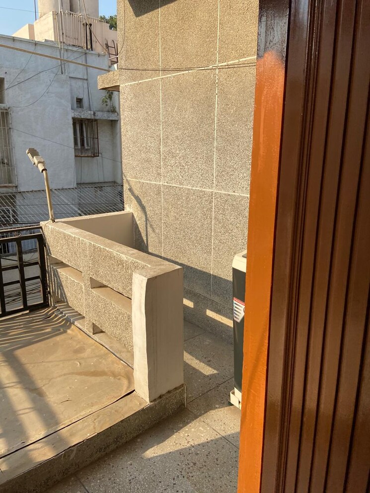Balcony, kalkaji 1 Bedroom 100 Sq.Yd. Builder Floor In Kalkaji Delhi 8721585