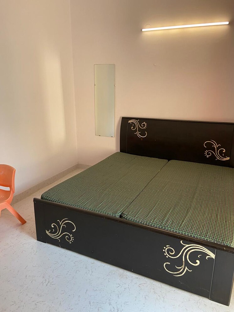 Bedroom, kalkaji 1 Bedroom 100 Sq.Yd. Builder Floor In Kalkaji Delhi 8721585