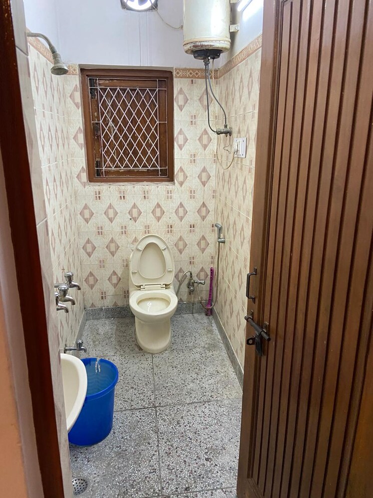 Bathroom, kalkaji 1 Bedroom 100 Sq.Yd. Builder Floor In Kalkaji Delhi 8721585