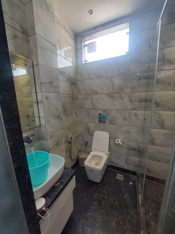 Bathroom, mahendra park 3 Bedroom 1800 Sq.Ft. Builder Floor In Mahendra Park Delhi 8722743