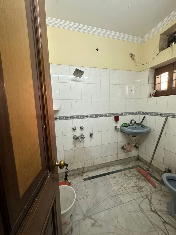 Bathroom, rwa-surya-vihar 1 Bedroom 650 Sq.Ft. Builder Floor In Sector 21 Gurgaon 8722034
