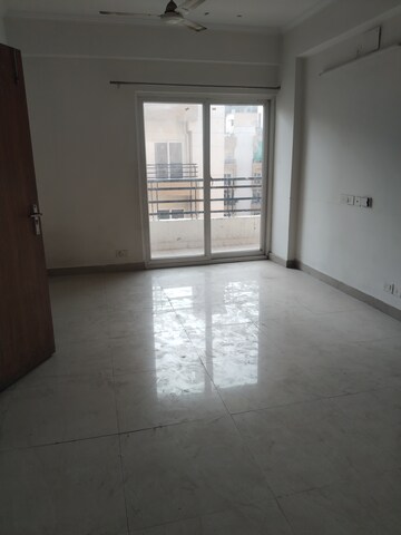 Room in 2 BHK Apartment at Amrapali Centurian Park, Tech Zone 4 Greater Noida – for Rent