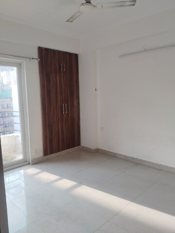 Room in 2 BHK Apartment at Amrapali Centurian Park, Tech Zone 4 Greater Noida – for Rent