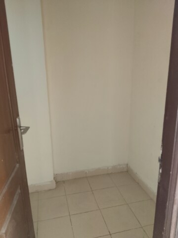 Room in 2 BHK Apartment at Amrapali Centurian Park, Tech Zone 4 Greater Noida – for Rent