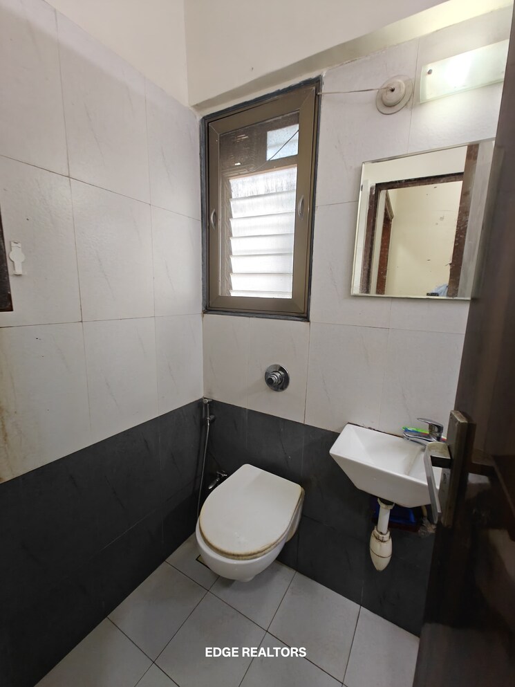 Bathroom, tilak-nagar-building 2 Bedroom 700 Sq.Ft. Apartment In Tilak Nagar Mumbai 8722236