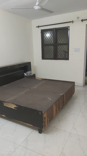 Room in 2.5 BHK Apartment at Mayur Vihar Phase 1 Extension – for Sale