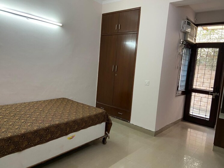 Room, sector 52 3 Bedroom 300 Sq.Yd. Builder Floor In Sector 52 Gurgaon 8722266