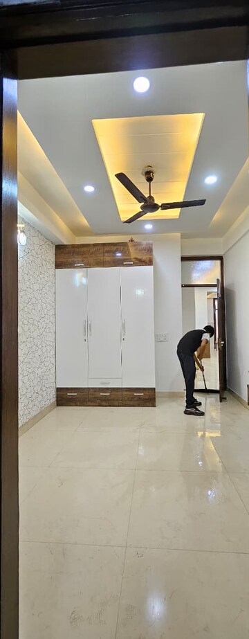 Room in 3 BHK Builder Floor at Niti Khand – for Rent