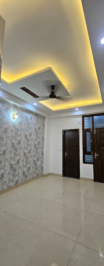Room in 3 BHK Builder Floor at Niti Khand – for Rent