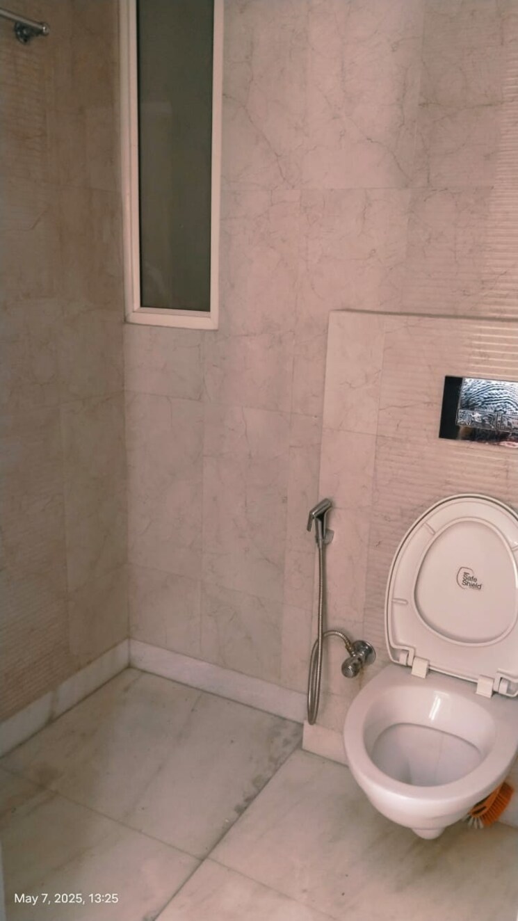 Bathroom, chittaranjan park 3 Bedroom 160 Sq.Yd. Builder Floor In Chittaranjan Park Delhi 8722233