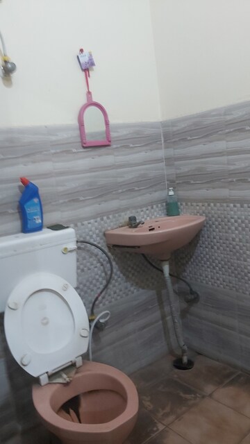 Bathroom in 1.5 BHK Builder Floor at Mayur Vihar – for Rent