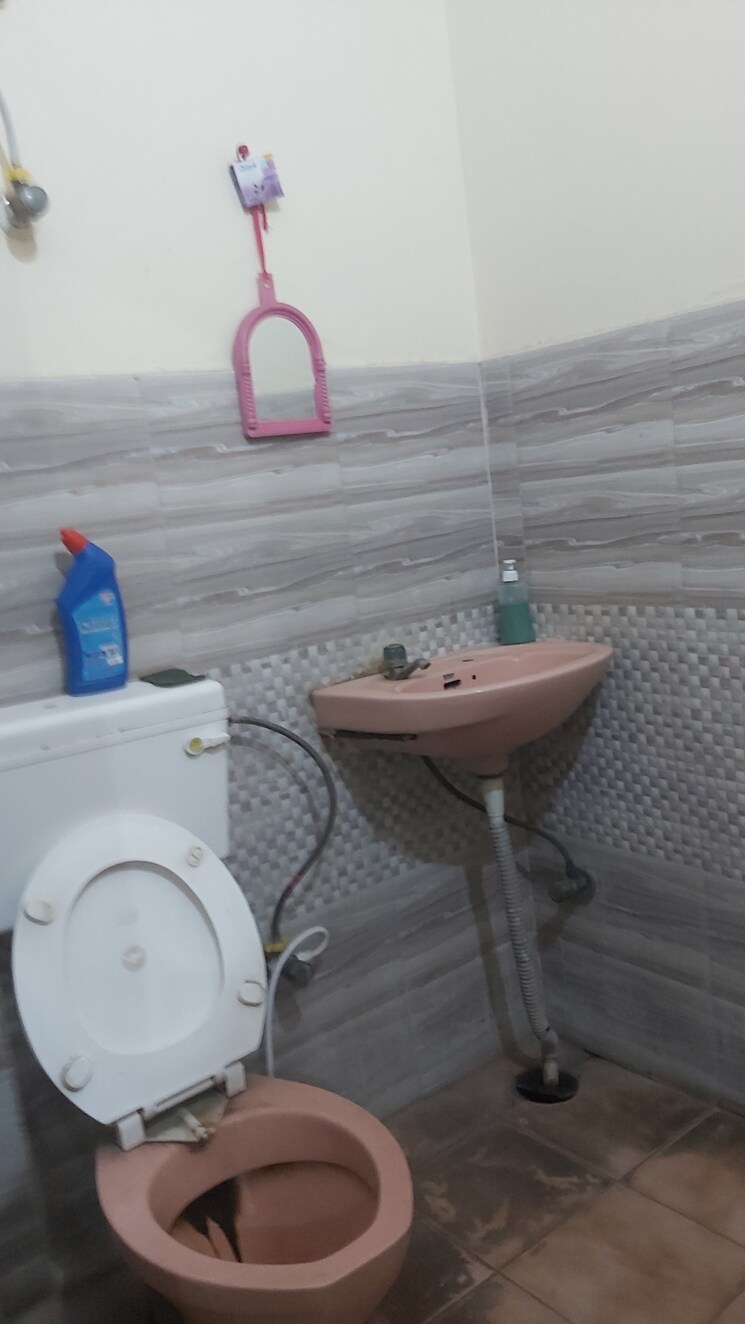 Bathroom, mayur vihar 1.5 Bedroom 380 Sq.Ft. Builder Floor In Mayur Vihar Delhi 8722329