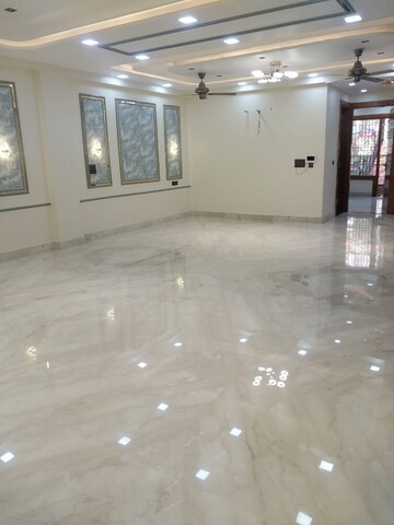 Room in 4 BHK Builder Floor at Greater Kailash ii – for Rent