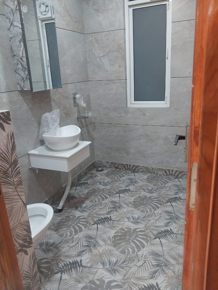 Bathroom, greater kailash ii 4 Bedroom 400 Sq.Yd. Builder Floor In Greater Kailash ii Delhi 8722319