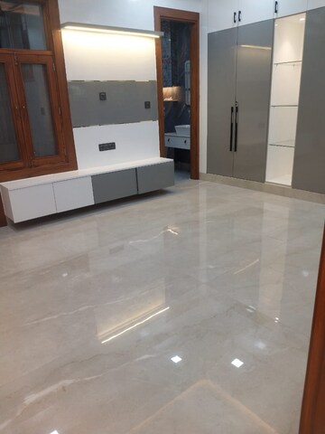 Room in 4 BHK Builder Floor at Greater Kailash ii – for Rent