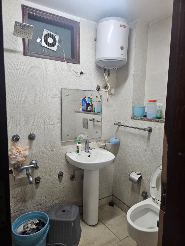 Bathroom, malviya nagar 1 Bedroom 100 Sq.Yd. Builder Floor In Malviya Nagar Delhi 8722348