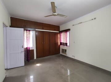 Room in 3 BHK Apartment at Vasant Kunj – for Rent