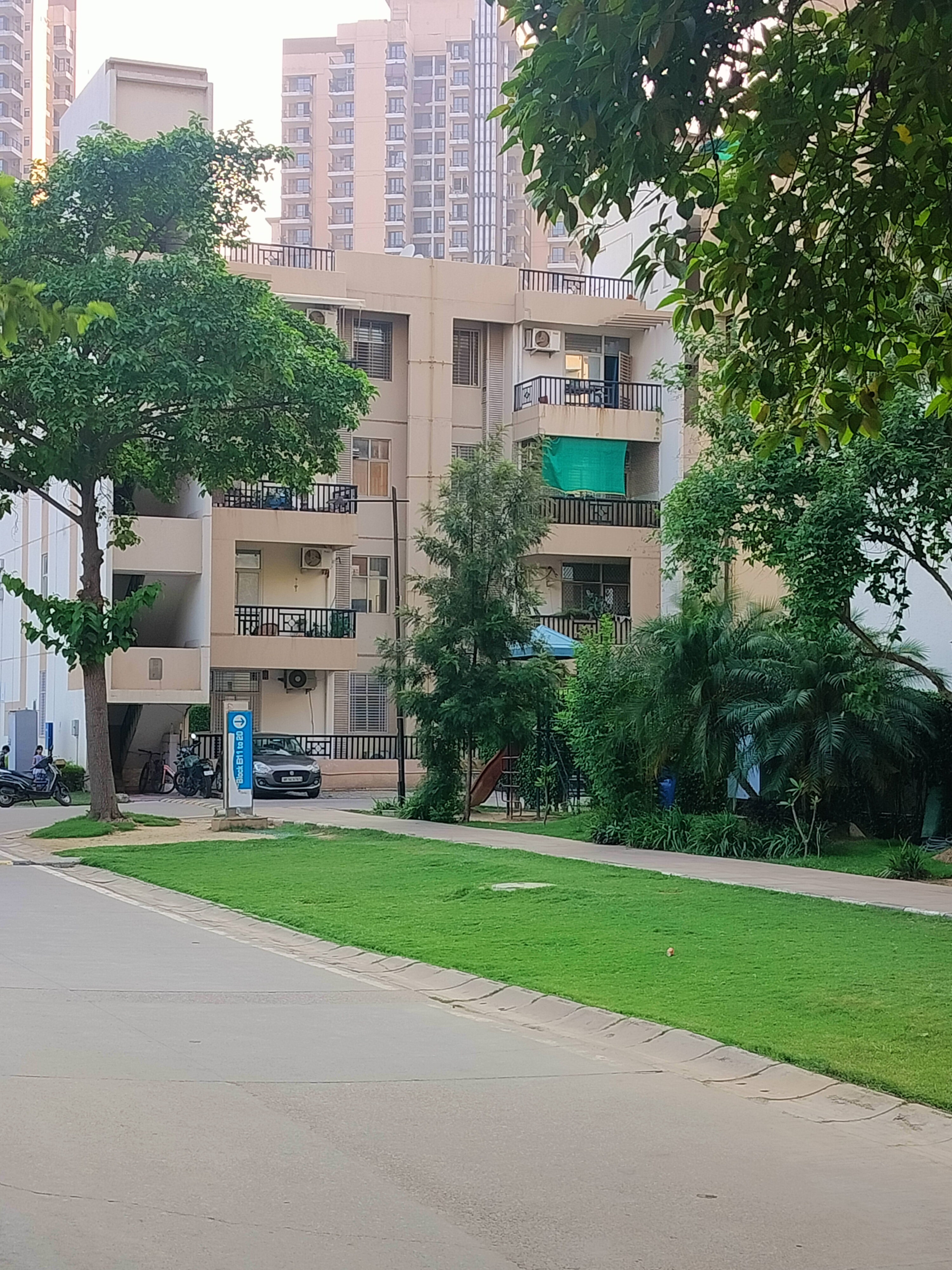 2.5 BHK + Extra Room 2300 Sq.Ft. Apartment in Supertech Oxford Square