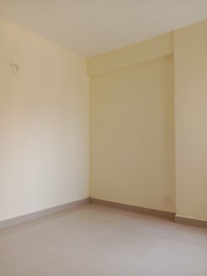 Room in 2.5 BHK Apartment at Amrapali Dream Valley, Tech Zone 4 Greater Noida – for Sale