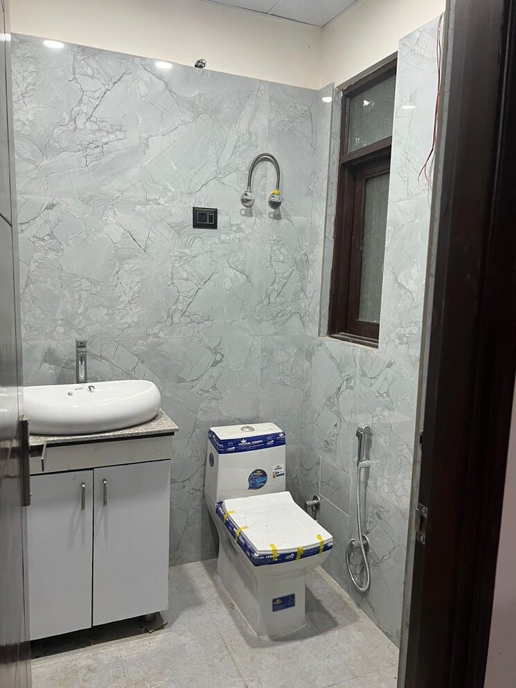 Bathroom, windsor-plaza 4 Bedroom 2000 Sq.Ft. Builder Floor In Vasundhara Sector 10 Ghaziabad 8722499
